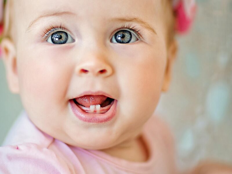 توصیه‌هایی درباره زمان رویش اولین دندان نوزاد